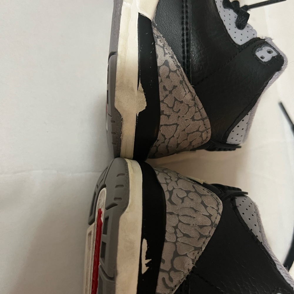 Jordan Kids' Black, Gray & Red Retro Sneakers - Picture 3 of 6